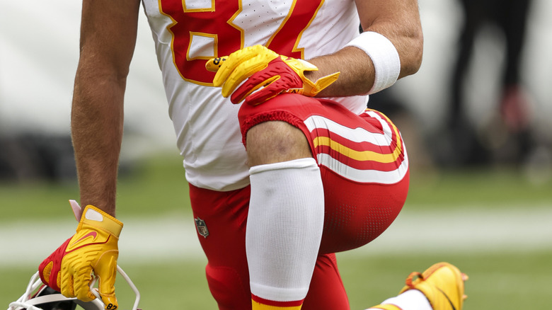Travis Kelce med handen på knäet under en match 2023