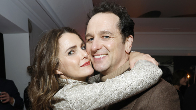 Keri Russell slår armarna runt partnern Matthew Rhys i ett sött pressfoto.