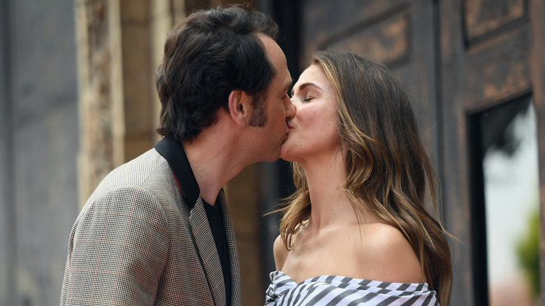 Matthew Rhys och Keri Russell kysser när de deltar i en Hollywood Walk of Fame-ceremoni