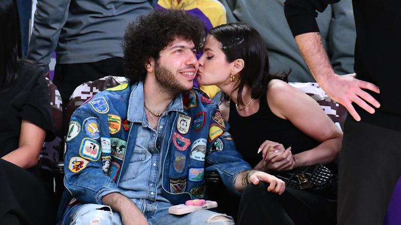 Selena Gomez lutar sig för att kyssa Benny Blanco på kinden