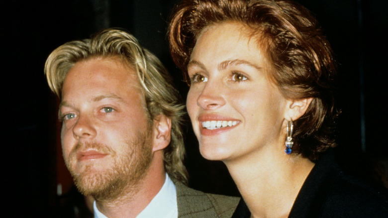 Kiefer Sutherland och Julia Roberts ler efter kameror