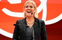 Sveriges statsminister avgår då vänsterblocket säkrar en knapp valseger