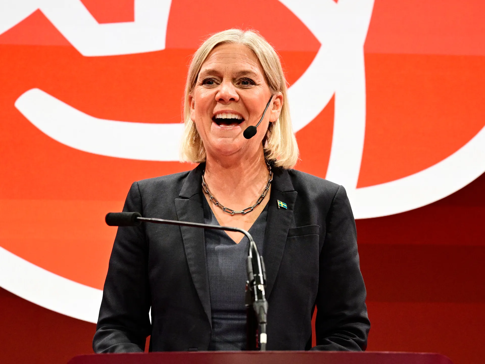 Sveriges statsminister avgår då vänsterblocket säkrar en knapp valseger