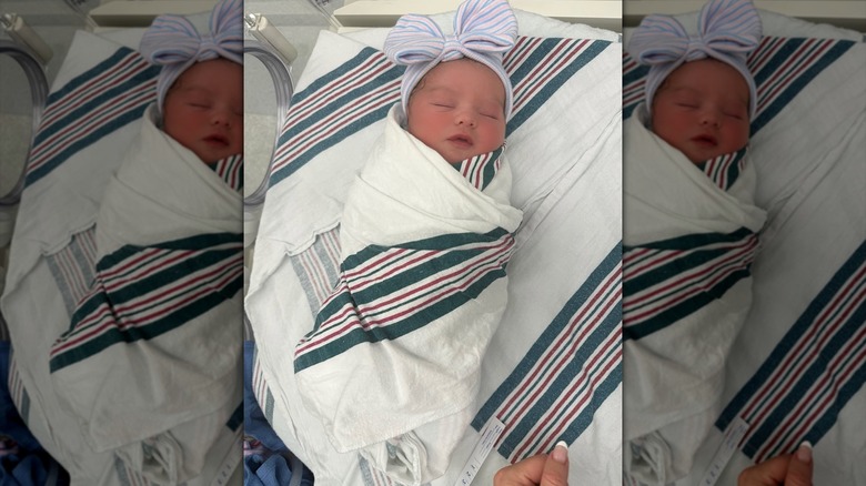 Ett ankomstfoto av Rebel Wilsons dotter Rose Estelle
