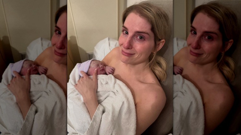 Meghan Trainor poserar med sin baby Mikey