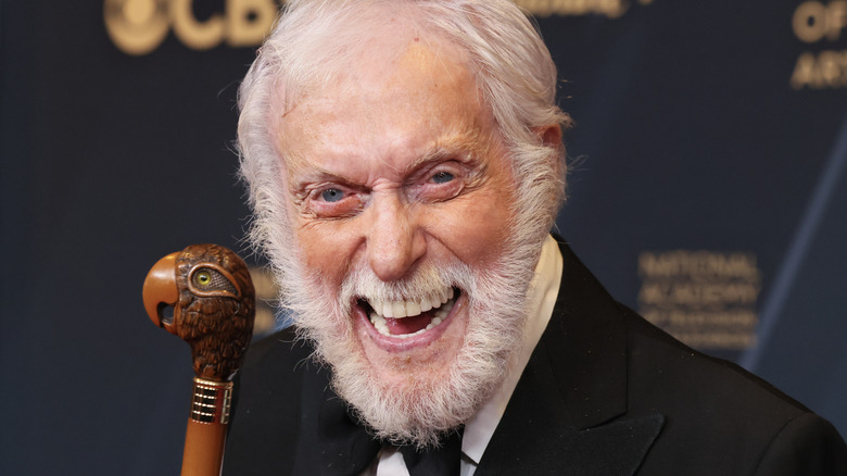 Dick Van Dyke skrattar