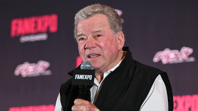William Shatner pratar i en mikrofon
