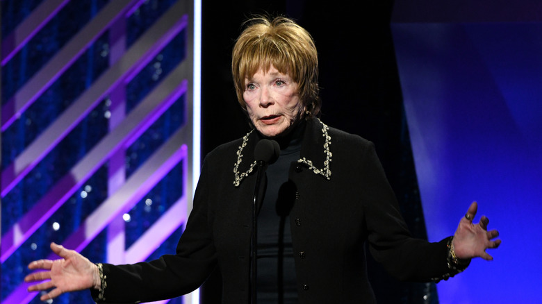 Shirley MacLaine håller ett tal