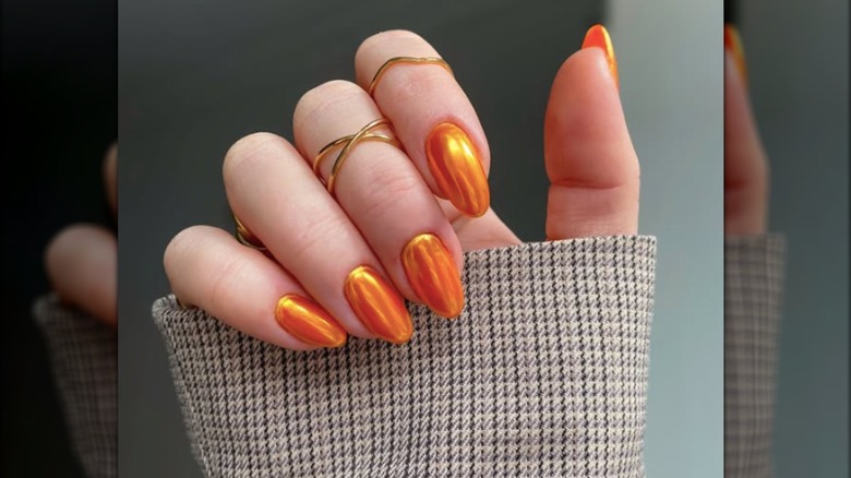 Kort rund manikyr med orange krom nagellack