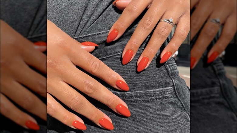 Mandelformad manikyr med bränt orange nagellack