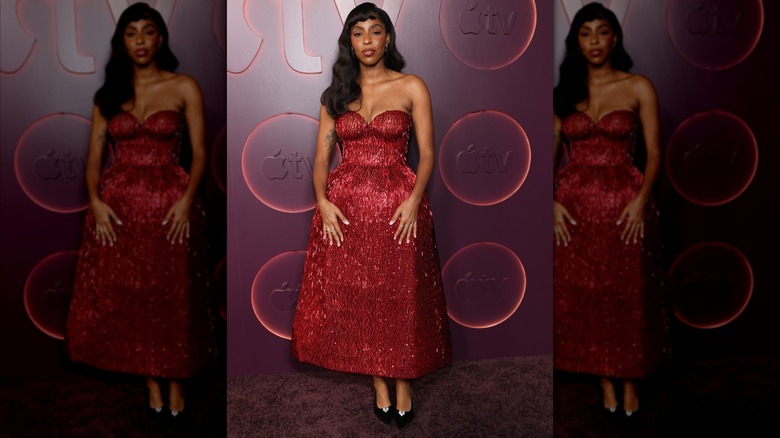 Jessica Williams deltar på Apple TV+:s Primetime Emmy-fest på röda mattan i Hollywood i september 2026