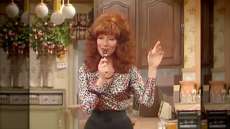 Katey Sagal klädd i en leopardmönstrad blus med en voluminös ingefära