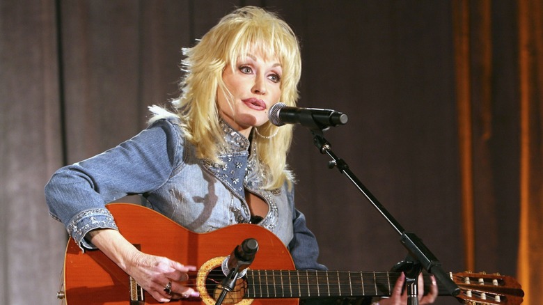 Dolly Parton uppträder på Weinstein Co. Pre-Oscar Party på Pacific Design Center den 4 mars 2006