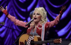 Varför Dolly Parton alltid bar långa ärmar – och osäkerhet hade inget med det att göra