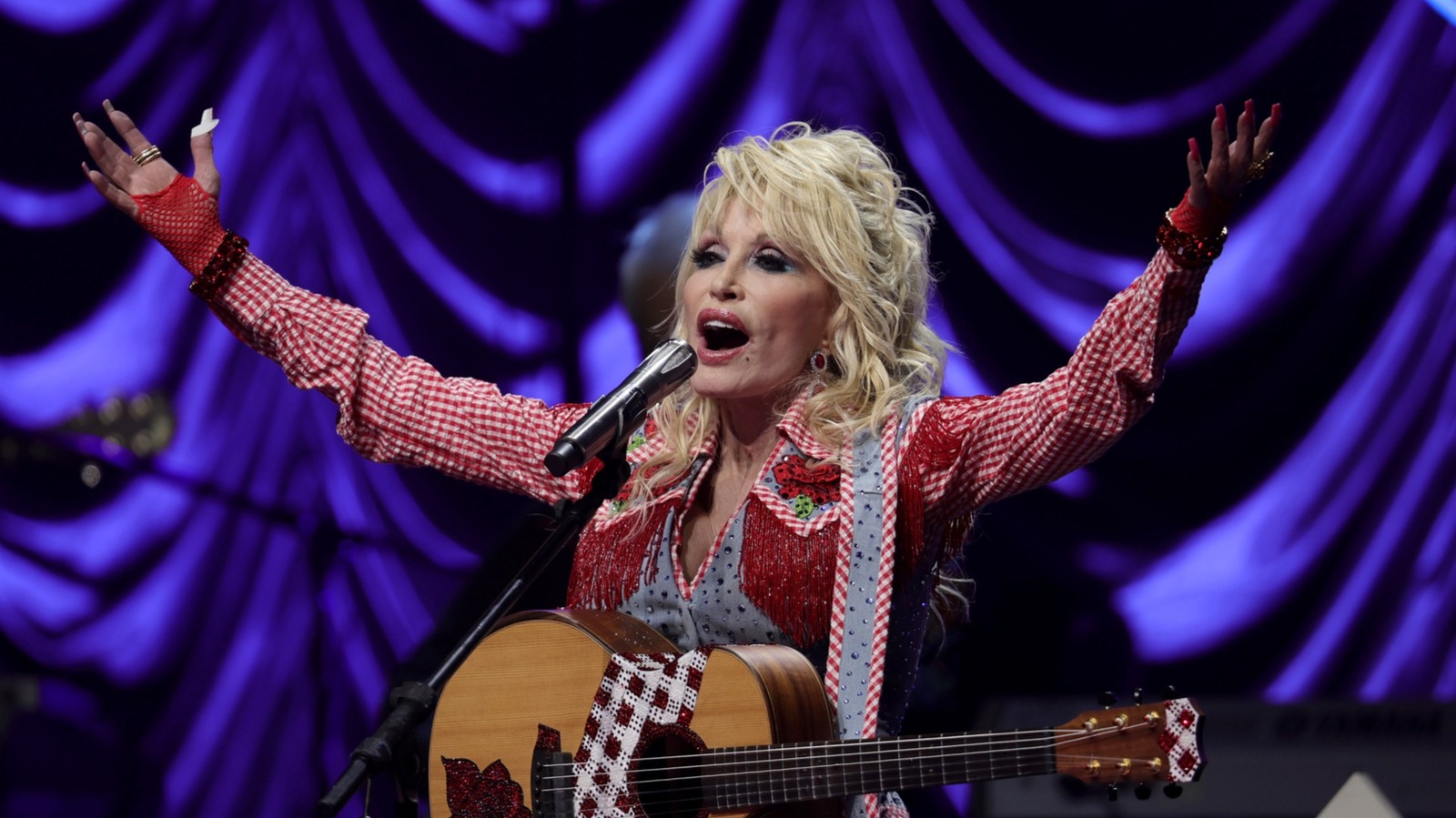 Varför Dolly Parton alltid bar långa ärmar - och osäkerhet hade inget med det att göra