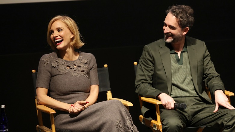 Jessica Chastain och Jay Duplass på scenen under 