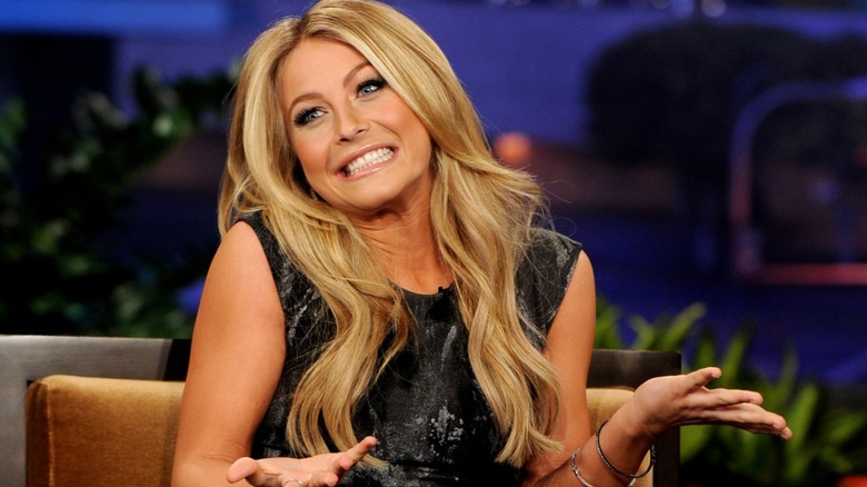 Julianne Hough sitter medan hon intervjuades i en talkshow