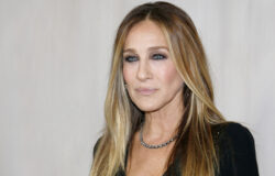 Sarah Jessica Parker omfamnade att bli grått och hennes hår ser mer än fantastiskt ut
