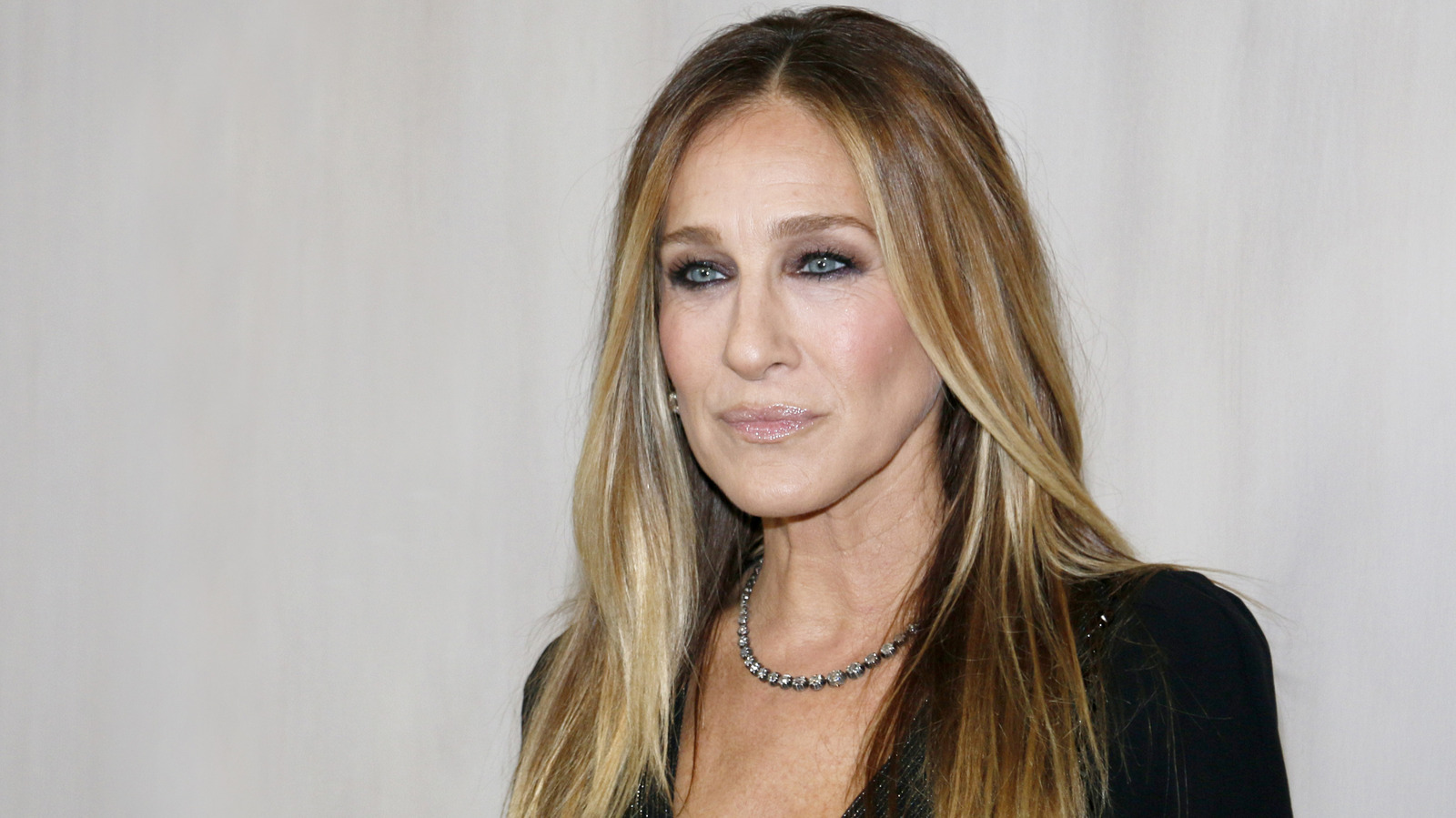 Sarah Jessica Parker omfamnade att bli grått och hennes hår ser mer än fantastiskt ut