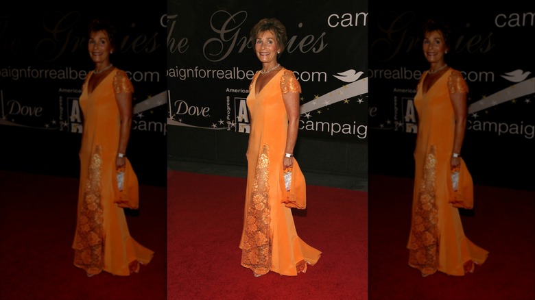Judy Sheindlin klädd i en livfull orange spetstrimmad klänning.