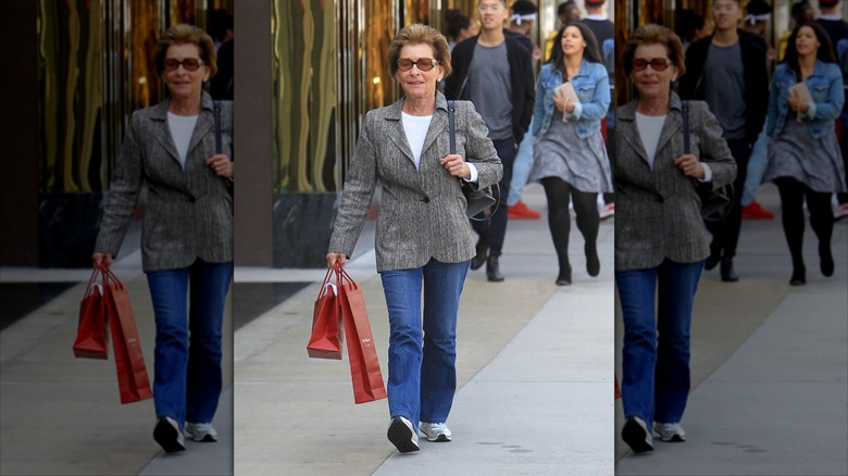 Judy Sheindlin klädd i utsvängda jeans och en grå kavaj