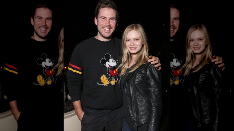 Zach Cregger lägger sin arm runt Sara Paxton på ett sött foto