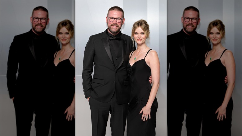 Zach Cregger och Sara Paxton i svart tillsammans