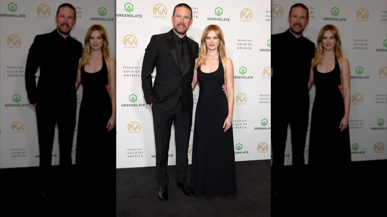 Zach Cregger och Sara Paxton ler tillsammans i helt svarta kläder