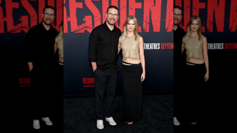 Zach Cregger och Sara Paxton kramas på röda mattan