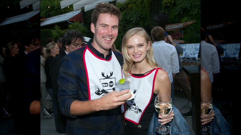 Zach Cregger och Sara Paxton ler tillsammans och håller i drinkar