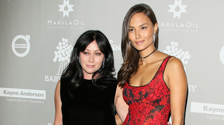 Shannen Doherty och Anne Marie Kortright ler