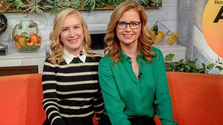 Angela Kinsey och Jenna Fischer ler