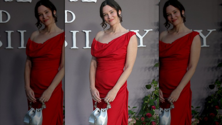 Bethany Slater bär en röd klänning på Sense and Sensibility-premiären