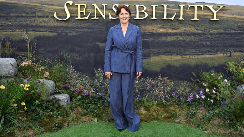Fiona Shaw bär en blå kostym på 