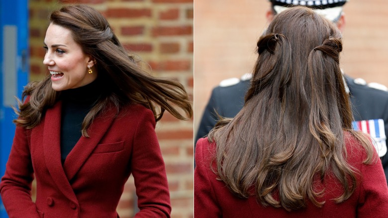 Kate Middleton i röd kappa och med rakt hår i februari 2017