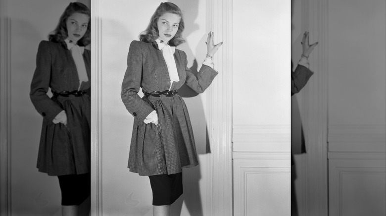 Lauren Bacall klädd i en Nettie Rosenstein-rutig kappa och pennkjol i en reklamfilm i februari 1945