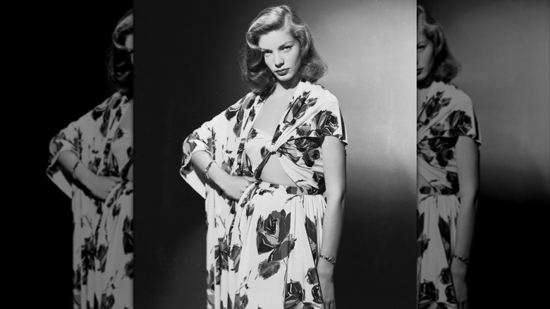 Lauren Bacall klädd i en sommarkostym med blommönster cirka 1945
