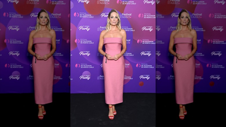Joanne Froggatt bär en rosa off-the-shoulder klänning i Monaco 2022