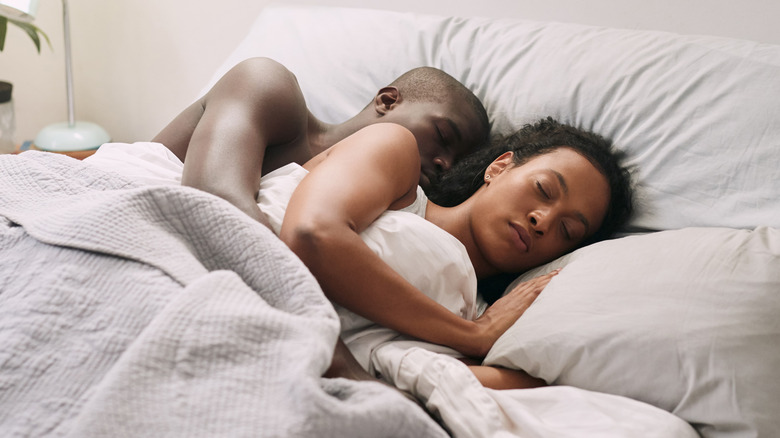 ungt par sover i sängen