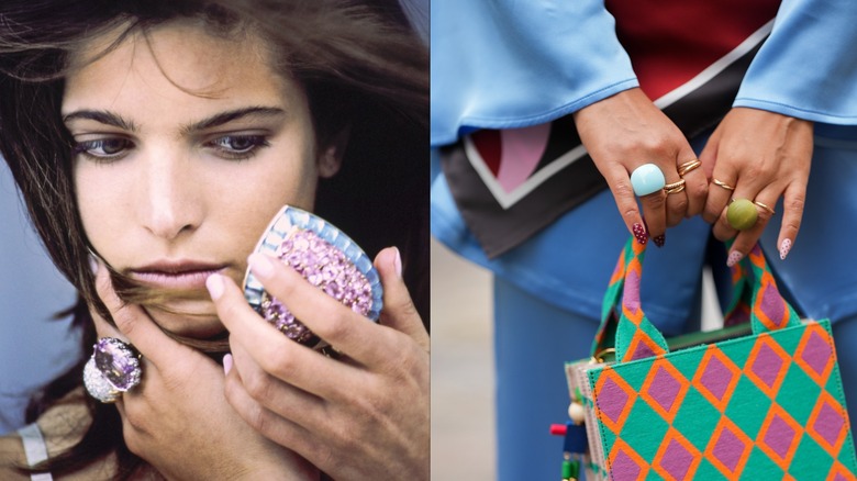 Modellen Stephanie Seymour bär en cocktailring och håller en spegel till vänster och en kvinna som håller en handväska med cocktailringar till höger