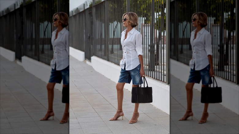 Susi Rejano bär jeansshorts med vit skjorta och klackar