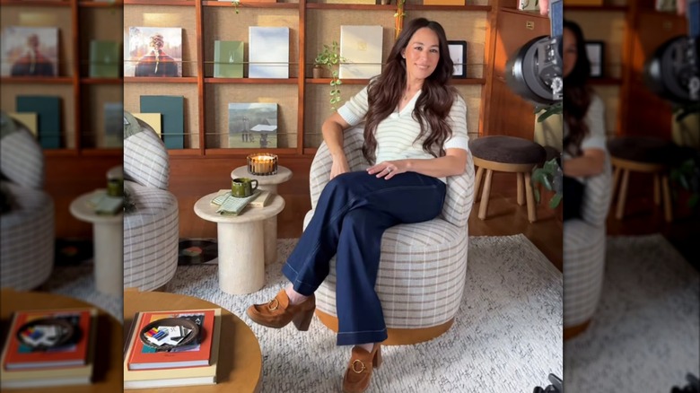 Joanna Gaines sitter i en stol