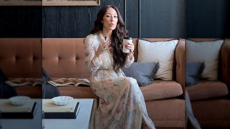 Joanna Gaines i en blommig klänning