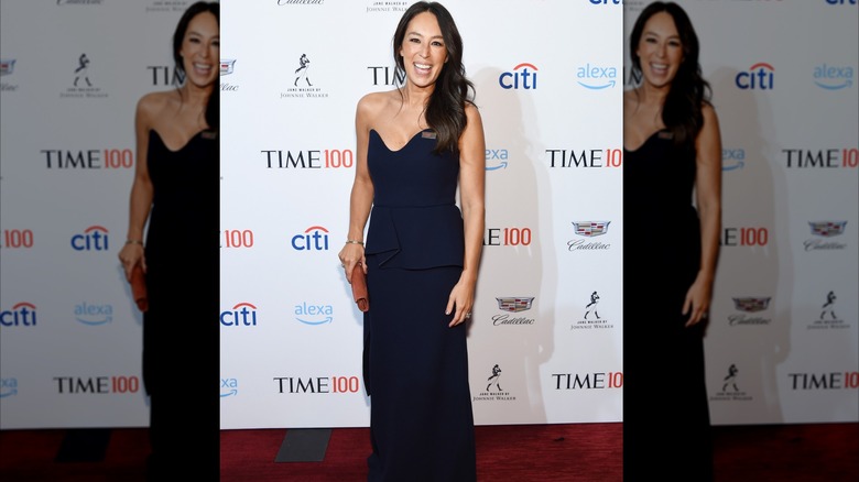Joanna Gaines klädd i en marinblå klänning