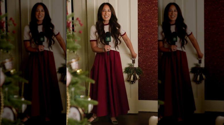 Joanna Gaines klädd i en vit t-shirt och röd maxikjol
