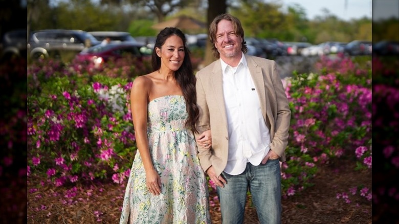Joanna och Chip Gaines poserar tillsammans