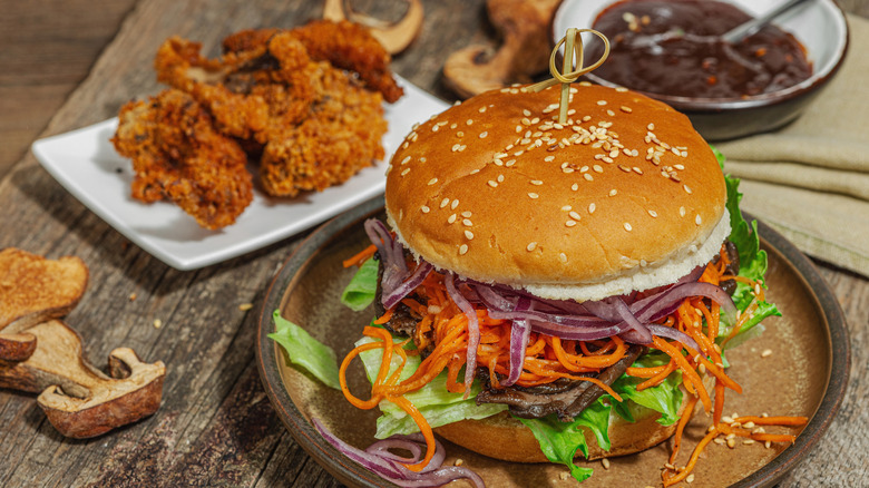 En vegansk hamburgare med växtbaserad mat