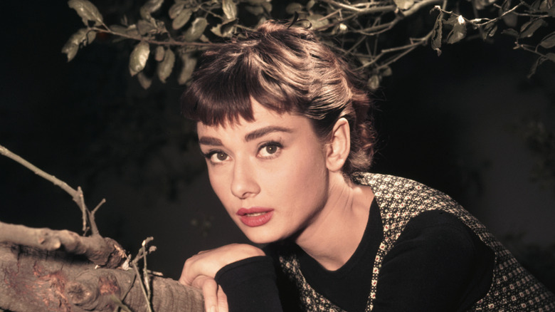 Audrey Hepburn med rött läppstift
