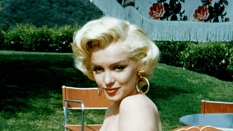 Marilyn Monroe med örhängen i guld