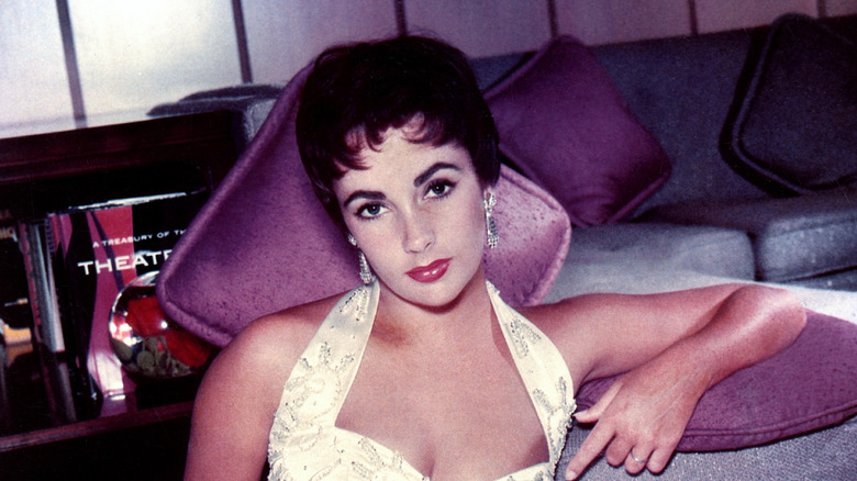 Elizabeth Taylor i en vit klänning